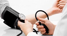 На какой руке мерить давление и как часто можно измерять артериальное давление